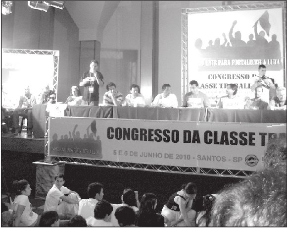 Vista de la mesa de conduccin del Congreso. El dirigente Cabral, del Sindicato Qumico de San Jos Dos Campos y de Unidos para Luchar, haciendo uso de la plabra